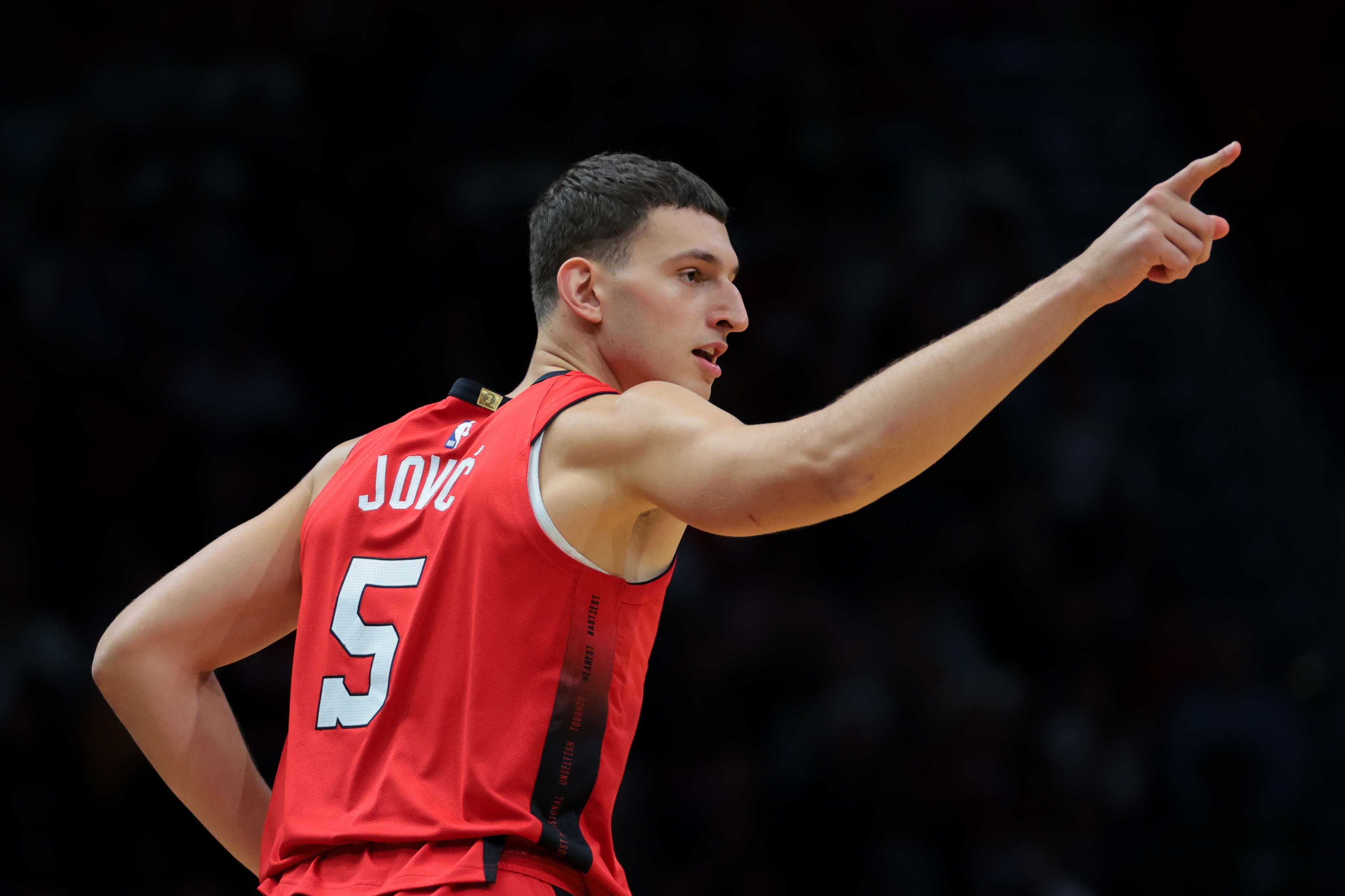 开云-维金斯：我们都清楚约维奇的实力 他能打任何位置天赋太出众了